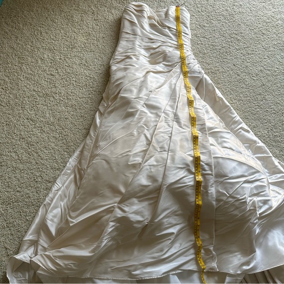 Maggie Sottero Benita Strapless Wedding Gown and 2 Wedding Veils - Picture 10 of 16